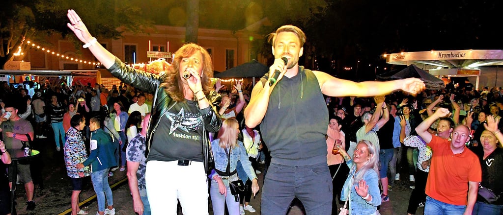 Angelika Martin und Peter Pach im Duett bei der „Ersten Heimatfest-Schlagernacht“ im Schlossgarten.