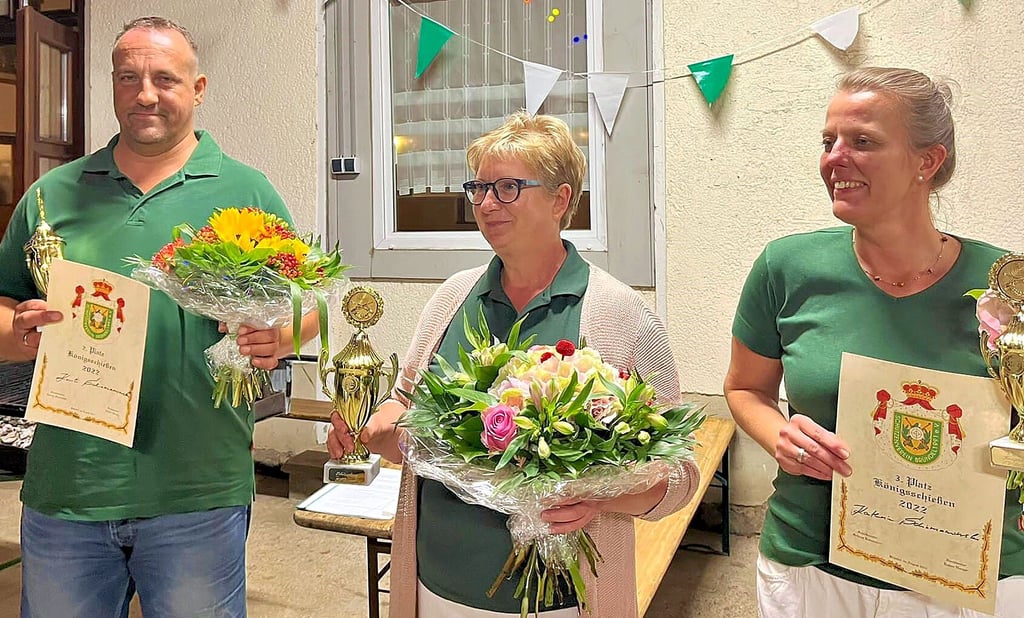 Die diesjährigen besten Schützen in Bründel: Knut Schiemanowski (v. li.), Claudia Knauft und Kathrin Schiemanowski.