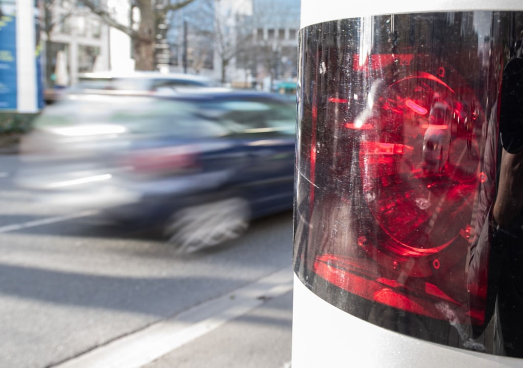 Mist, geblitzt: In Einzelfällen kann allerdings von einem drohenden Fahrverbot ganz oder in Teilen abgesehen werden.