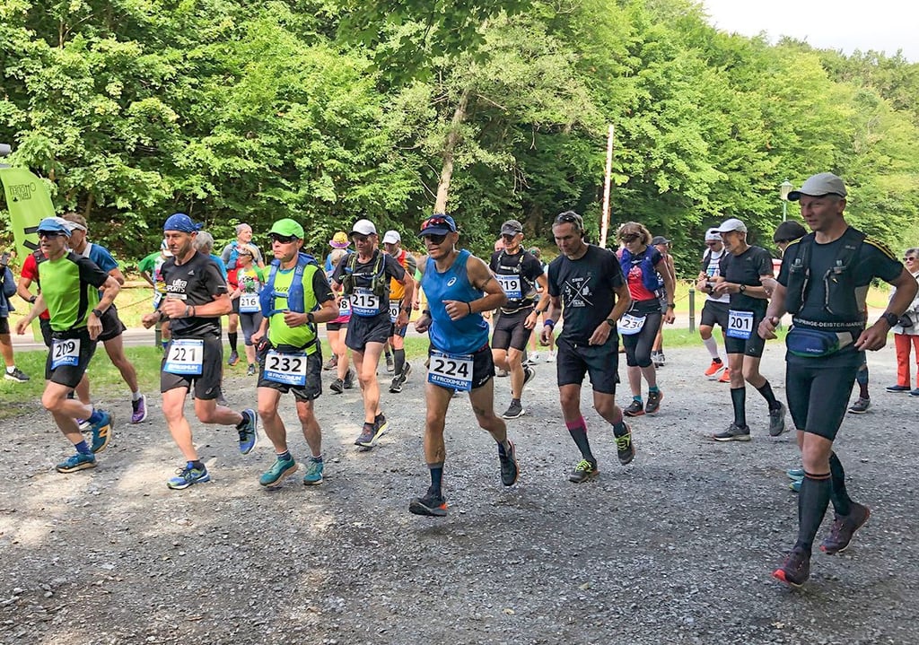 Punkt 10 Uhr starten in Alexisbad die Marathon-Läufer auf die 45,2 Kilometer lange Strecke bis nach Quedlinburg.