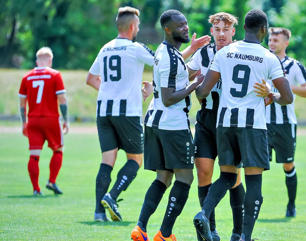 Freude über den 1:0-Treffer im Test gegen Camburg, den Abubacar Schätz (4.v.r.) für die SCN-Zweite erzielte.
