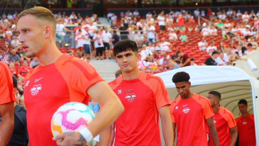 Novoa (2.v.r.) läuft hinter RB-Neuzugang David Raum ins Stadion.