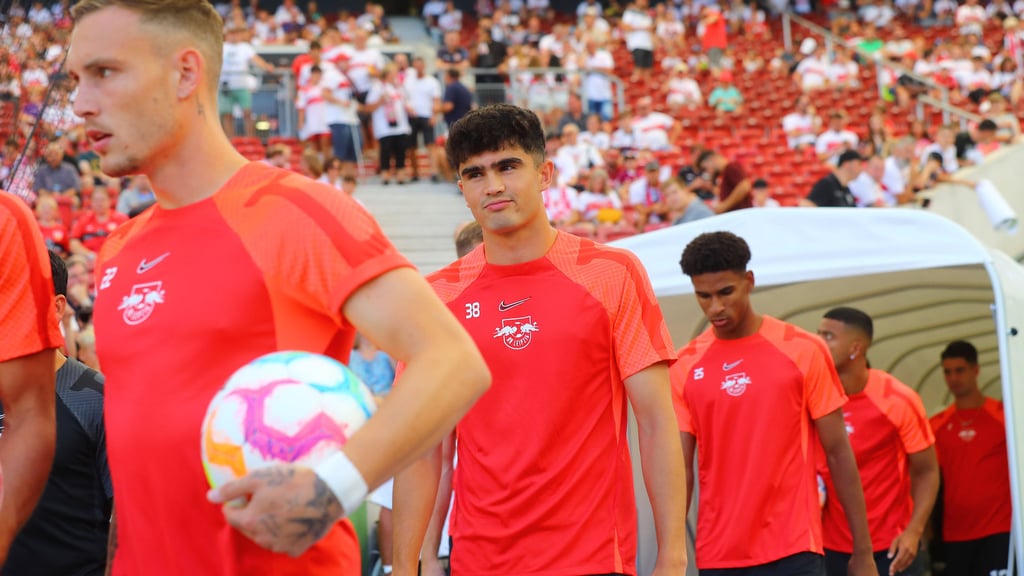 Novoa (2.v.r.) läuft hinter RB-Neuzugang David Raum ins Stadion.