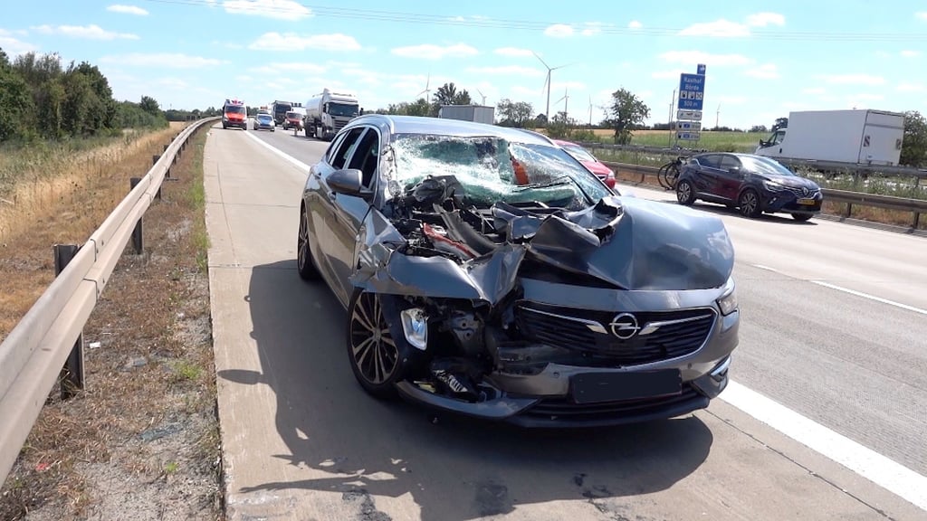 Beim Verkehrsunfall auf der A2 entstand am Opel Insigna Totalschaden.