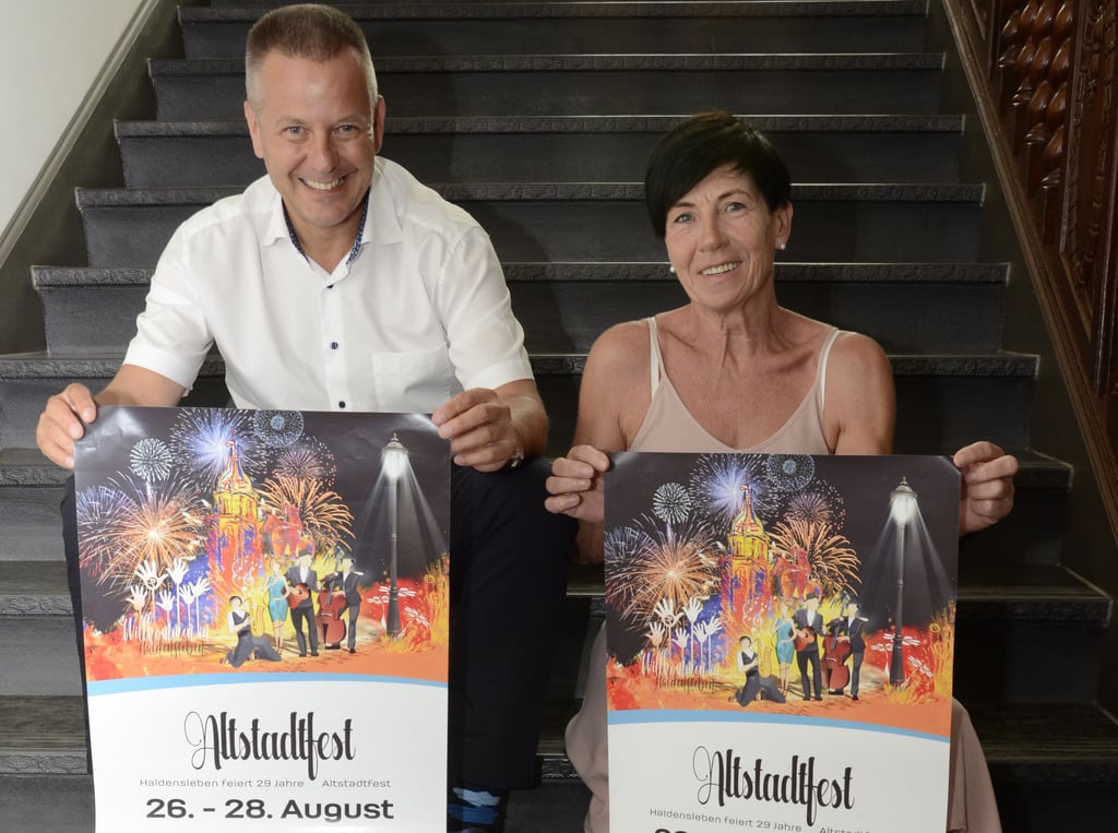 Bürgermeister Bernhard Hieber und Petra Huth von der Kulturabteilung freuen sich auf das bevorstehende Altstadtfest.