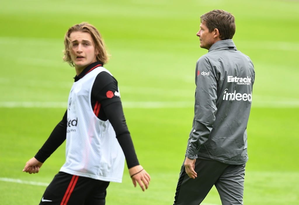 Stürmer Ali Akman (l) steht beim Frankfurter Training neben Cheftrainer Oliver Glasner.