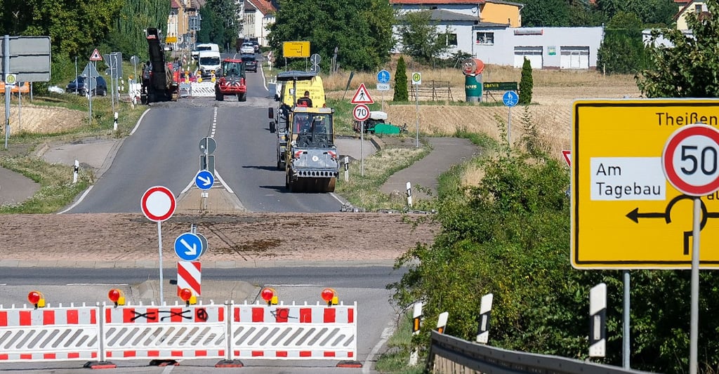  Der Kreisverkehr bei Theißen ist derzeit nicht befahrbar.