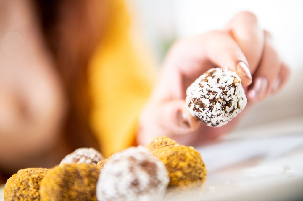 Ein Happen zwischendurch: Energyballs bestehen aus Trockenfrüchten und Nüssen. Sie lassen sich auch gut selbst herstellen.