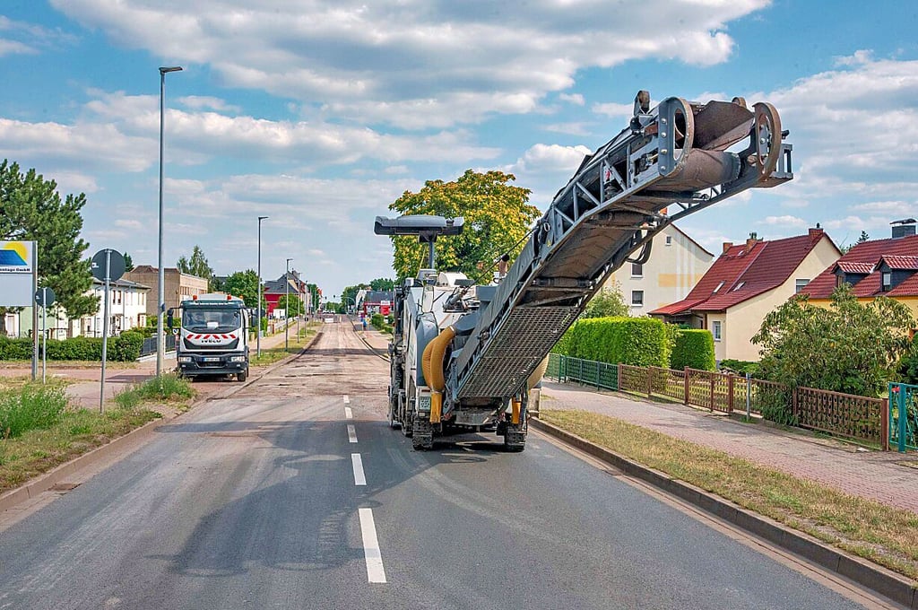 Der Asphalt wurde auf einem Stück bereits abgefräst.