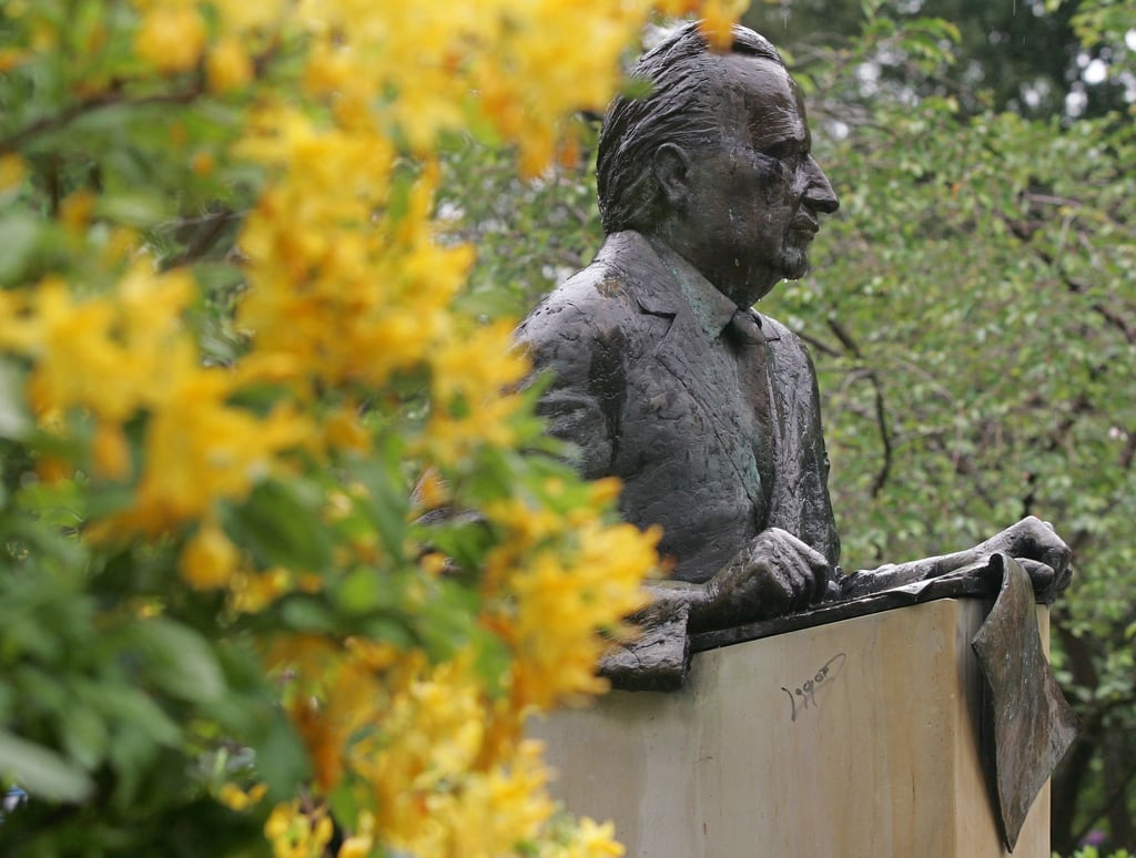 Von Regen nass glänzt die Bronzebüste des Philosophen Karl Jaspers (1883-1969) in einer Parkanlage in seiner Geburtsstadt Oldenburg.