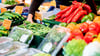 Frische Produkte auf einem Wochenmarkt: Obst und Gemüse haben eine viel geringere Umweltauswirkungen als etwa verarbeitete Produkte.