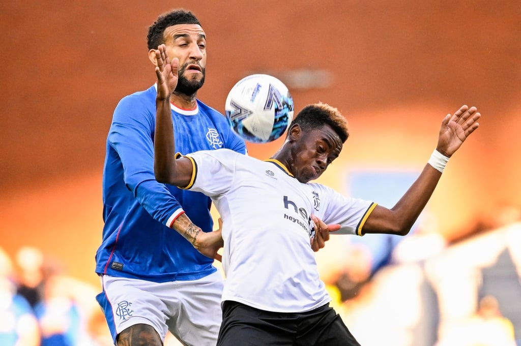 Connor Goldson (l) von den Glasgow Rangers gegen Simon Adingra von Union St. Gilloise.