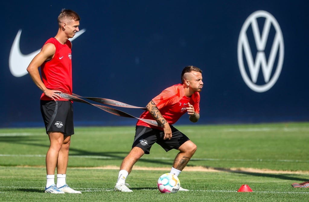 Leipzigs Dani Olmo (l) und Angelino üben gemeinsam.