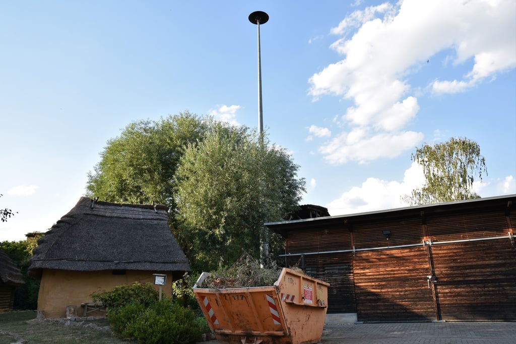 Die Warnsirene am Slawenhaus auf dem Gemeindehof in Magdeburg-Pechau.