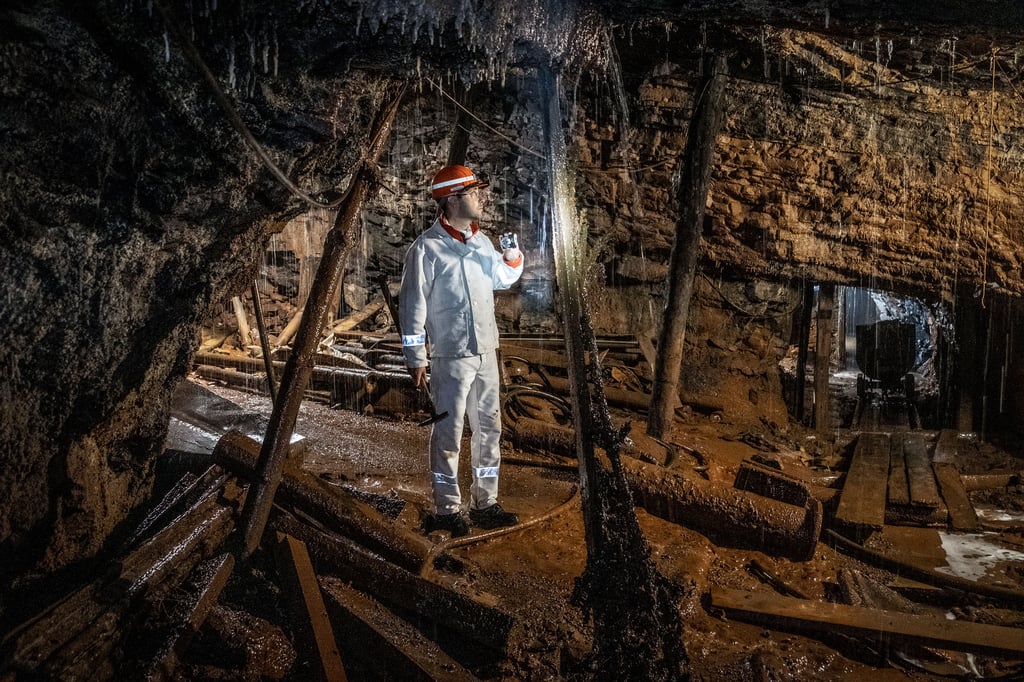 Noch vor wenigen Wochen war die Schaustrecke im Röhrigschacht überflutet. Das Wasser kam laut Sebastian Tugendheim, Einsatzleiter des Bergbausanierers LMBV, an dieser Stelle herunter.