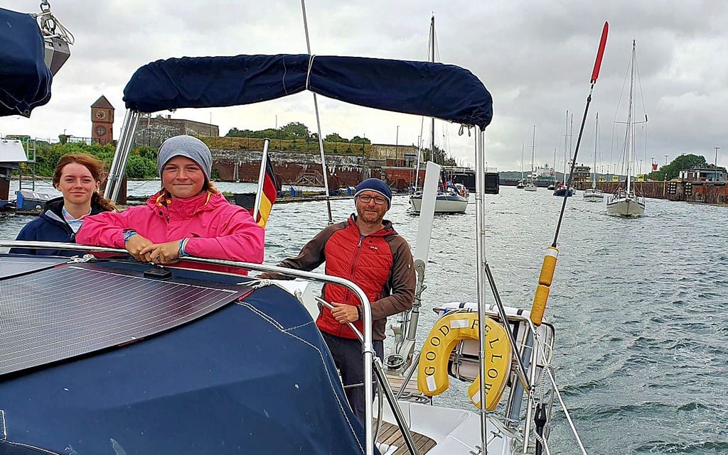 Juliane (v.l.), Luise und Marko Agthe bei der Ausfahrt aus der Schleuse