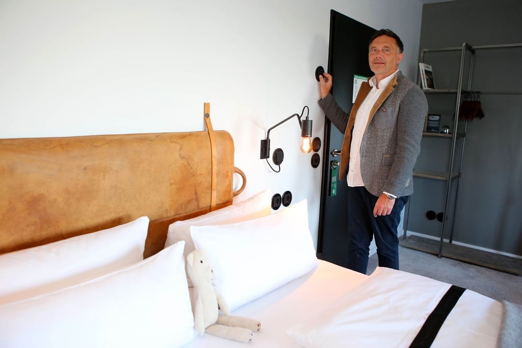 Meik Lindberg, Eigentümer des „The Hearts Hotel“, stellt über ein Regelsystem die Temperatur in einem Hotelzimmer ein.