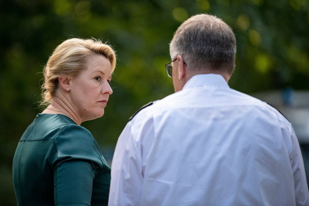 Franziska Giffey (SPD), Regierende Bürgermeisterin von Berlin, und Karsten Homrighausen sprechen.