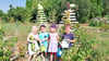 Der Kinder-Garten Spora bewirtschaftet eine leer stehene Parzelle. Regelmäßig kommen Leni Gerst (von links), Dominic Groth, Lotta Beyer und Theodor Eichner zum Gießen und haben ihren Spaß dabei. 