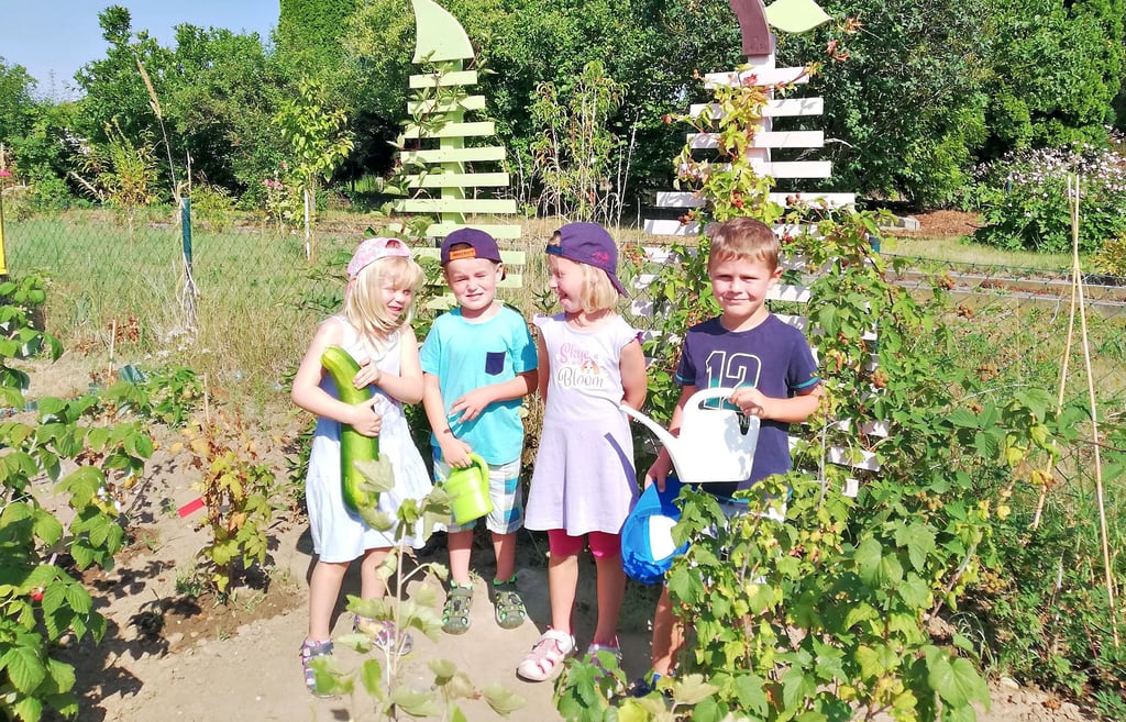 Der Kinder-Garten Spora bewirtschaftet eine leer stehene Parzelle. Regelmäßig kommen Leni Gerst (von links), Dominic Groth, Lotta Beyer und Theodor Eichner zum Gießen und haben ihren Spaß dabei.