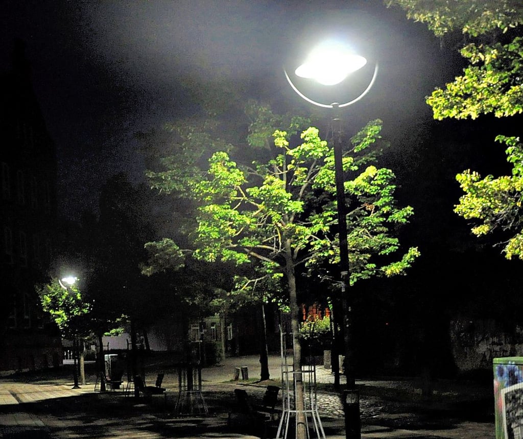 Nachts bleiben die Straßenlaternen in Salzwedel, wie hier auf dem Platz am Bürgercenter, an.