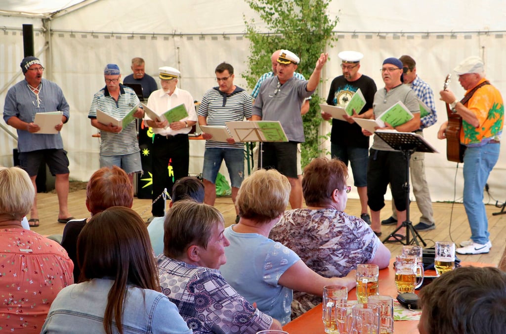Die Lindaer Hofsänger haben die Gäste des Festes in Steinsdorf mit einem maritimen Programm unterhalten.