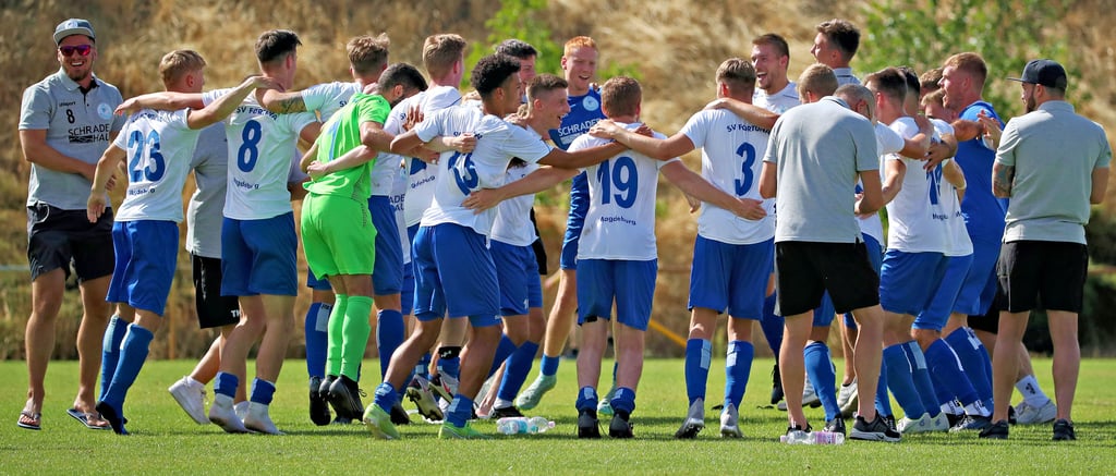 Sehr gut gespielt, souverän gewonnen und ausgiebig gejubelt: Die jungen Fortunen haben die Feuertaufe in der Verbandsliga siegreich bestanden.