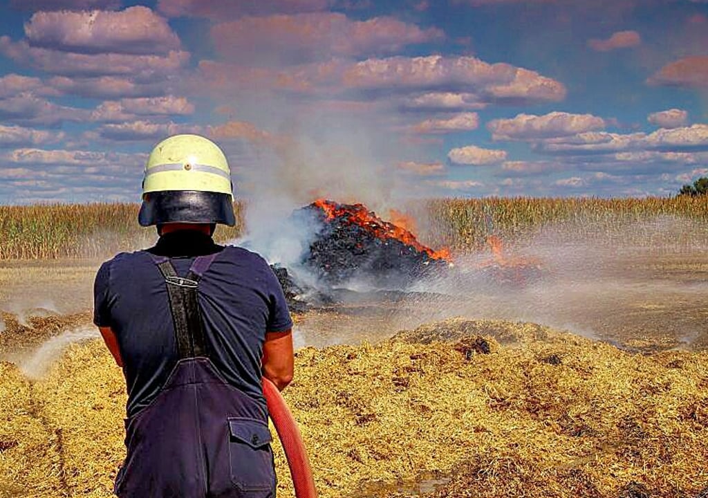 Etwa 50 brennende Strohballen musste die Feuerwehr am Sonntag bei Bleddin löschen.