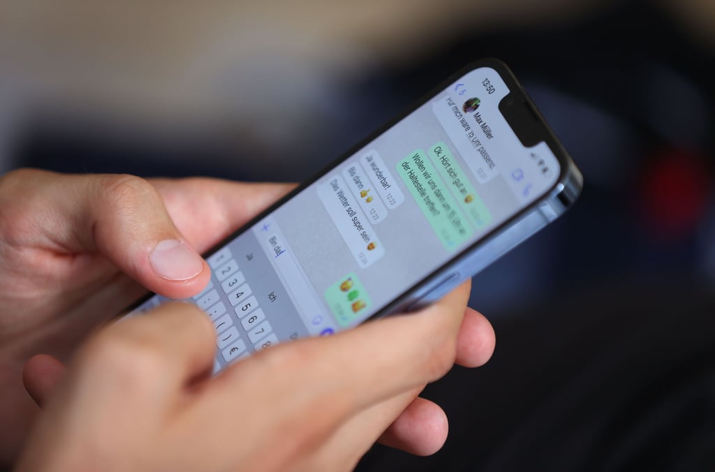 Betrug über Whatsapp: Eine Frau aus Bernburg ist nur knapp einem finanziellen Fiasko entgangen, wie die Polizei des Salzlandkreises mitteilt.