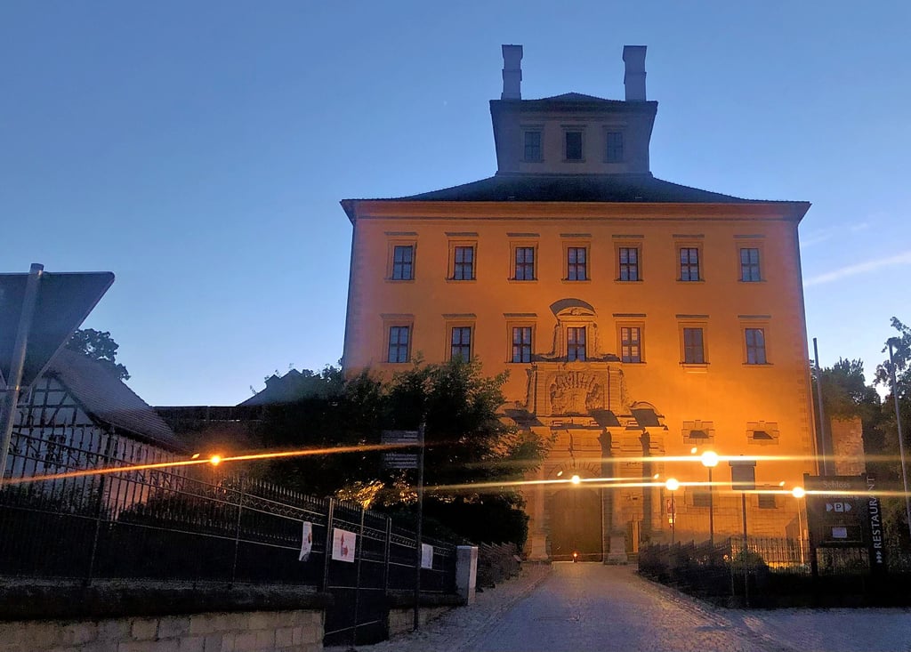 Das Torhaus von Schloss Moritzburg sieht so angestrahlt sehr schön aus. Aber ist das angesichts der Energieknappheit angebracht?