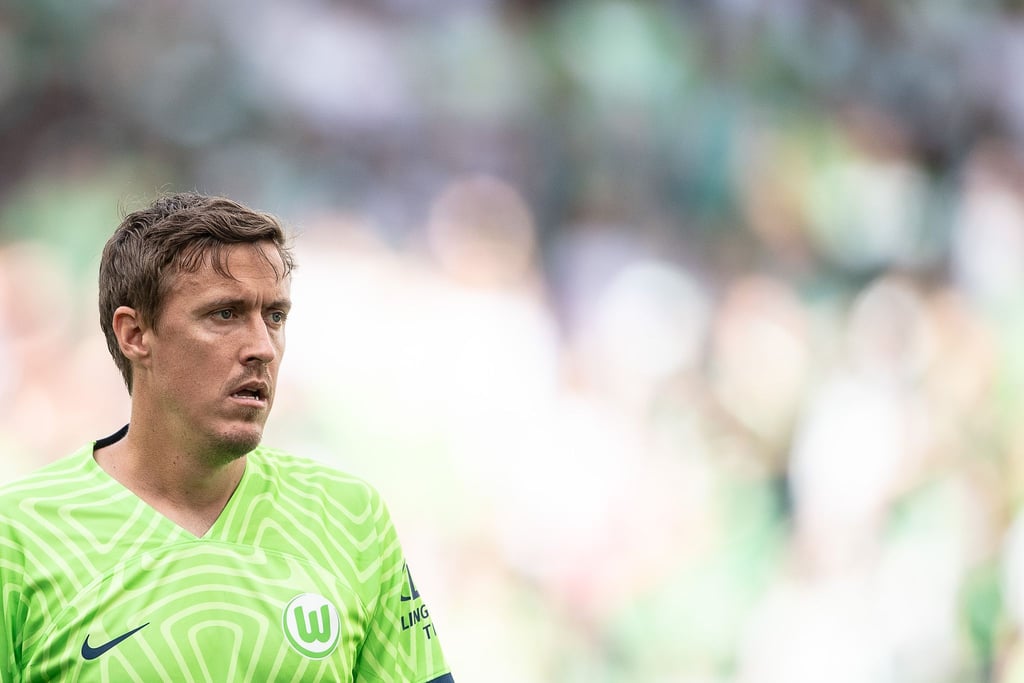 Max Kruse steht auf dem Spielfeld.