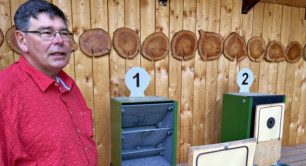 Klaus-Jürgen Kurth erläutert den Umbau des Schießstandes in Tangerhütte. Die Kugelfangkästen aus schwerem Metall erfüllen die heutigen Normen.