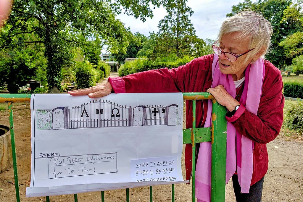 Gisela Kummetz hat ein neues Tor für den Friedhof an der Christuskirche in Wittenberg entworfen. Gestiftet wird es von ihrer Familie. Kummetz’ Vater Friedrich Wilhelm Krosch war einmal Pfarrer an der Kirche. Hier im Vordergrund zu sehen ist das alte Tor, das Anfang der 1960er eingebaut wurde und dessen Tage nun gezählt sind.