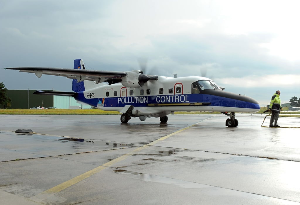 Ein Ölüberwachungsflugzeug startet auf einem Marinefliegerhorst zu einem Kontrollflug über die Nordsee.