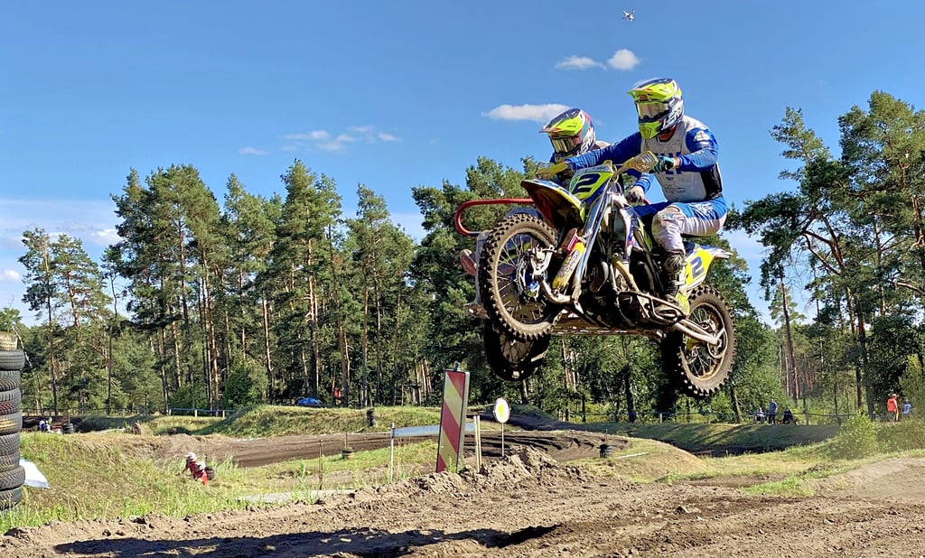 Selbst mit Seitenwagengespannen sind große Sprünge auf der Motocrossbahn in Jessen möglich.