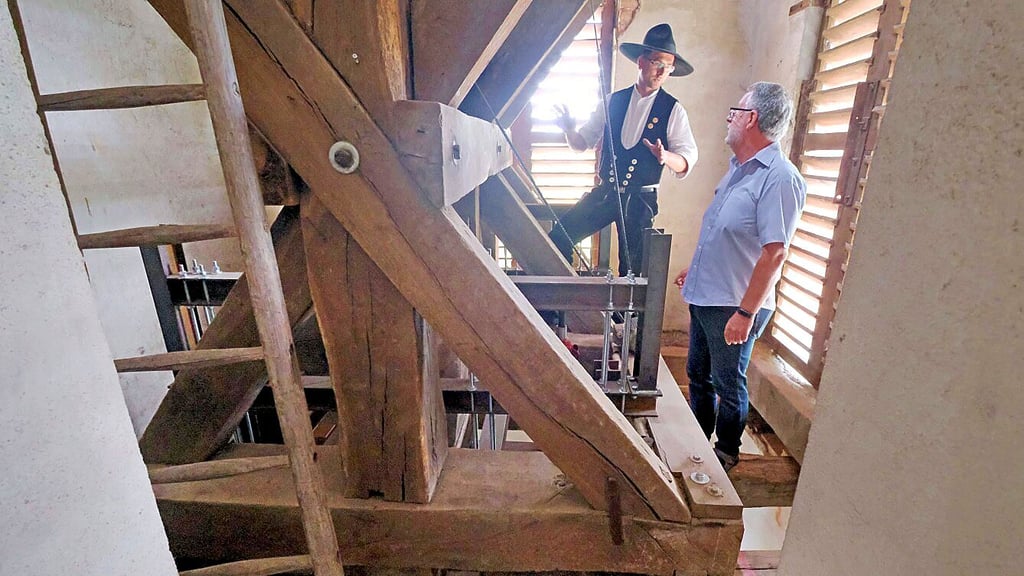 Tobias Engler (l.) und Heinz Brandt am Glockenstuhl auf der Hubanlage