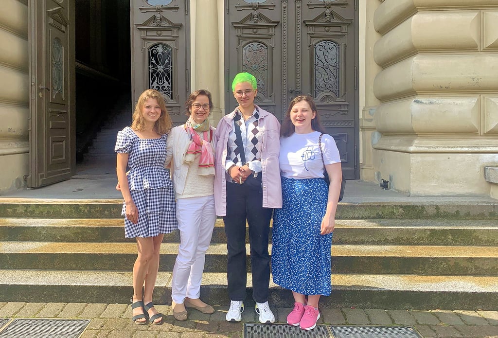Marina Popowa (von links), Professorin Ute Seewald-Heeg, Galja Guzenko und Olena Tkacheno vor der Hochschule Anhalt.