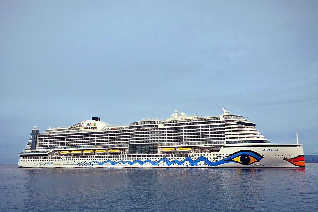 Blick auf das Kreuzfahrtschiff während der Fahrt.