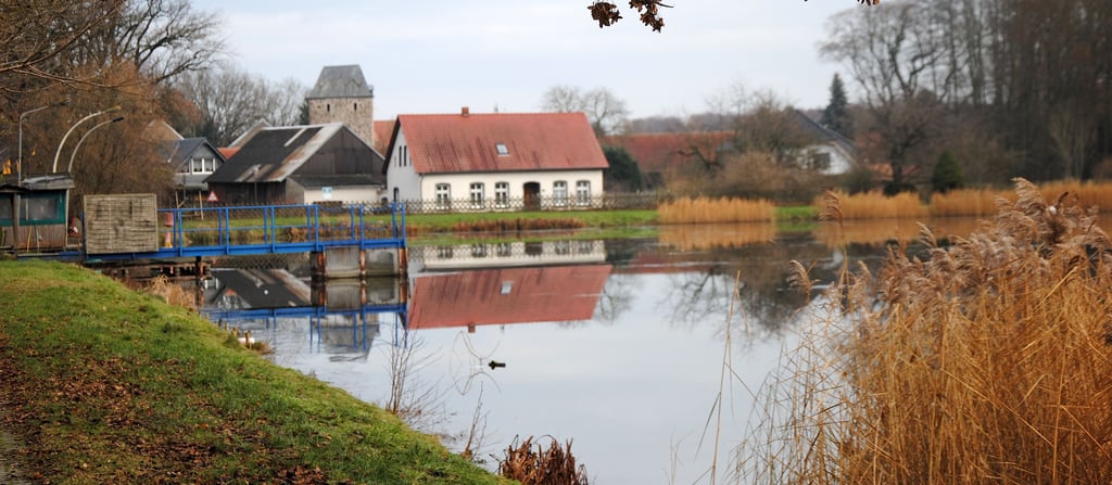 Um die am Ahlumer See ohne behördliche Genehmigung errichtete Westernstadt tobt nach wie vor ein erbitterter Streit. Auch im Rat haben sich zwei Lager gebildet.