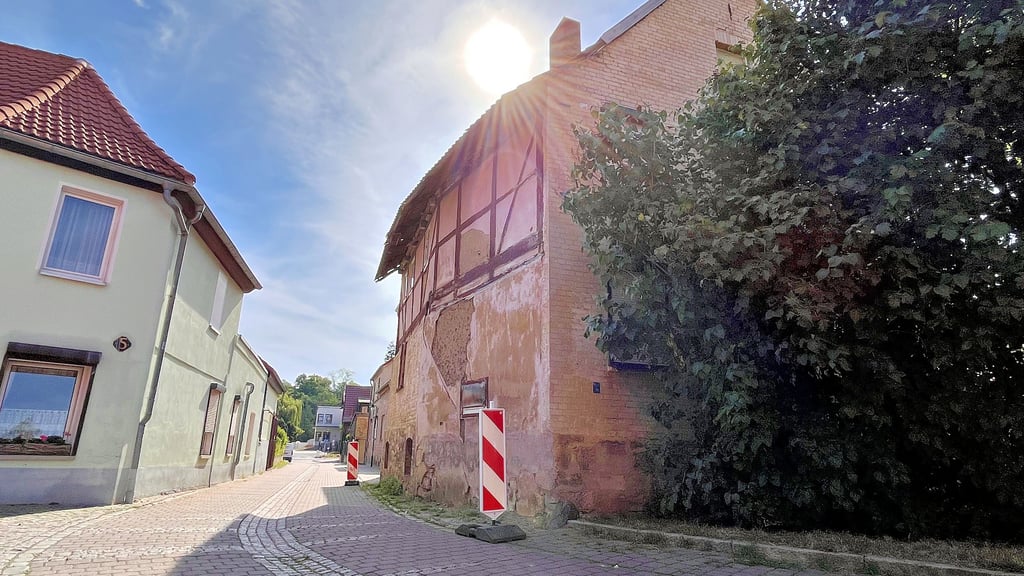 Von einem Haus in der Alexanderstraße in Neinstedt drohen Ziegel auf den Gehweg zu stürzen.