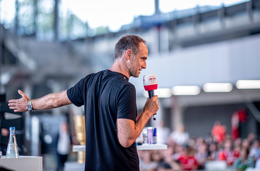 Oliver Mintzlaff spricht vor RB-Fans, hier im Stadion. (Symbolbild)