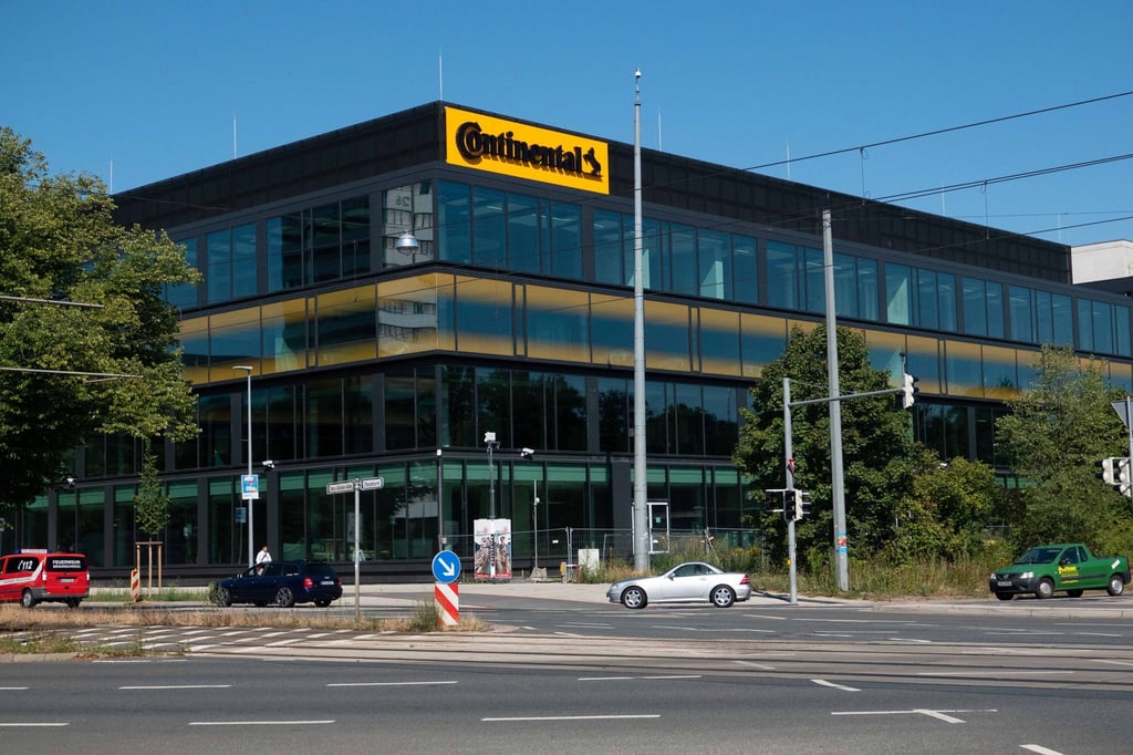 Das Continental Logo hängt an der neuen Continental Zentrale in Hannover.