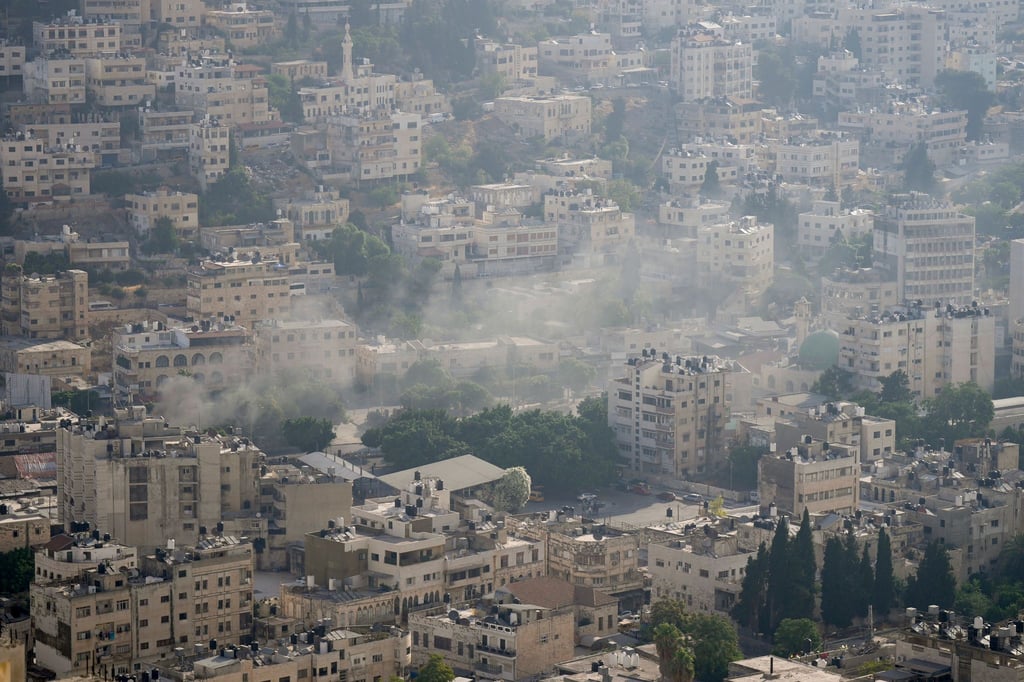 Rauch steigt während eines Militäreinsatzes des israelischen Militärs aus einem Gebäude auf. Israel hat bei einem Militäreinsatz im Westjordanland ein führendes Mitglied der Al-Aksa-Brigaden getötet.