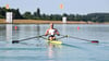 Der Weltmeister und Europameister im Rudern, Oliver Zeidler, sitzt in seinem Boot auf dem Wasser der Ruderregattastrecke Oberschleißheim.