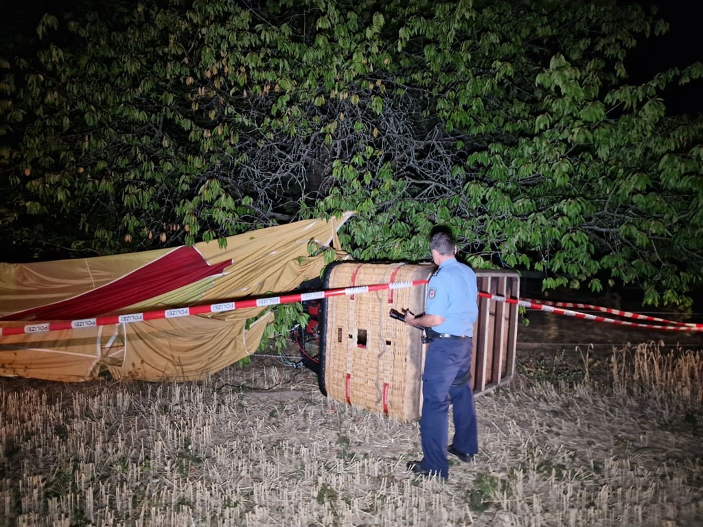 Bei einem Unfall mit einem Heißluftballon ist ein Mann in Beelitz (Landkreis Potsdam-Mittelmark) ums Leben gekommen.