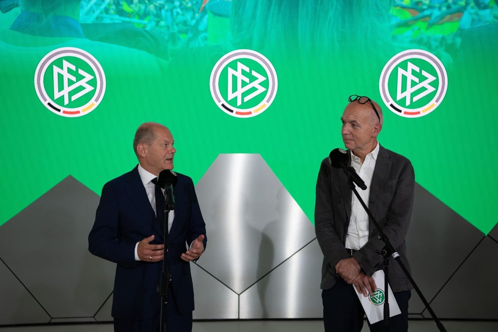 Tauschten sich über "Equal Pay" beim DFB aus: Olaf Scholz und Bernd Neuendorff.