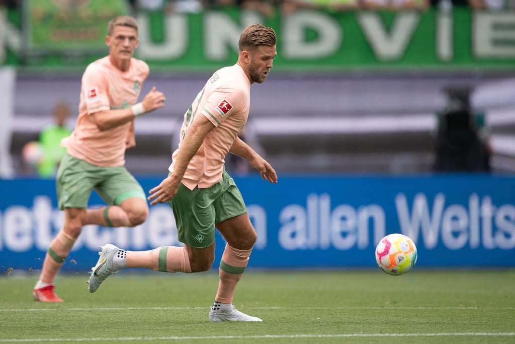 Bremens Niclas Füllkrug (r) spielt den Ball.