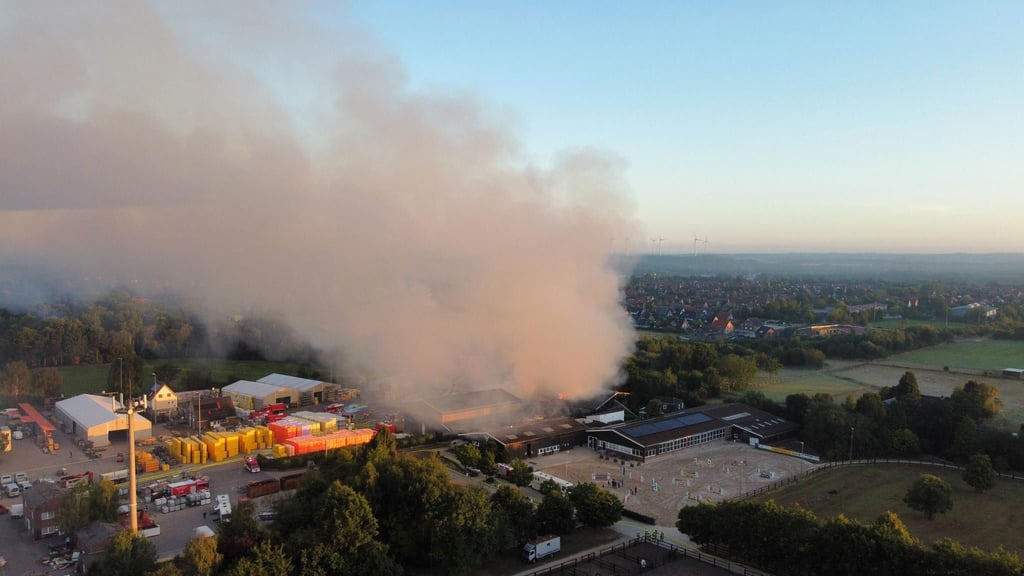 Die Lagerhalle eines Bauunternehmens steht in Flammen.