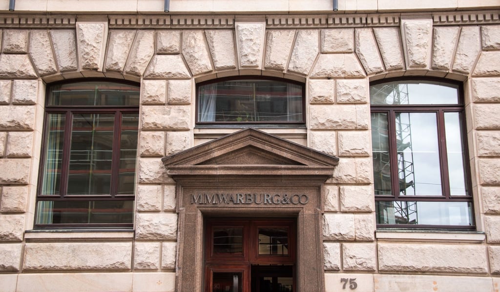 Blick auf den Eingang der Warburg Bank in Hamburg.