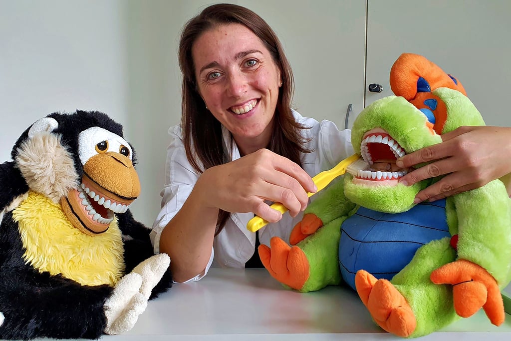 Romy Kuhs weiß, wie wichtig Prophylaxe ist. Die Zahnärztin vom kinder- und jugendzahnärztlichen Dienst des Salzlandkreises zeigt Kindern in Kitas, wie sie ihre Milchzähne richtig putzen müssen.